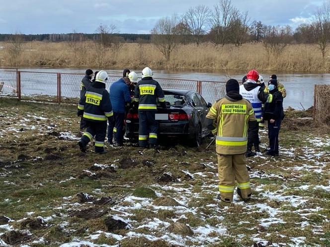 Tykocin. Wyciąganie hondy z rzeki