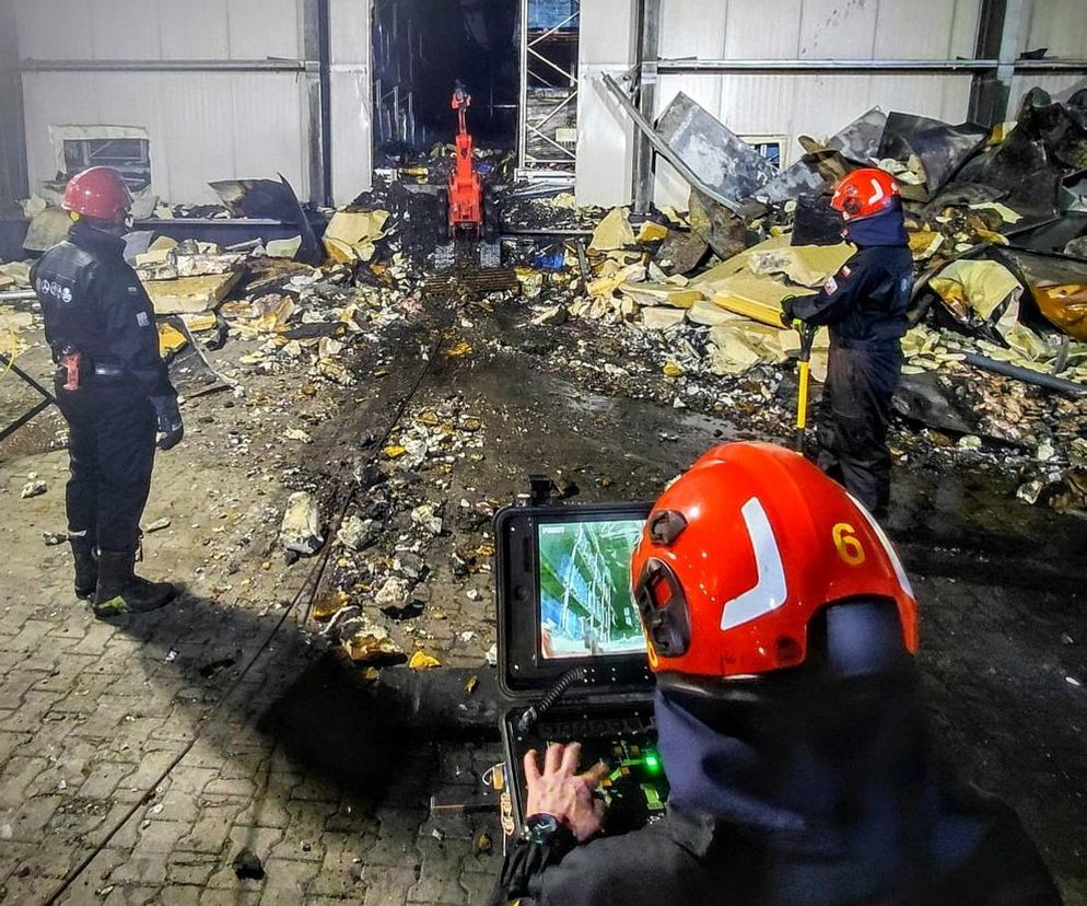 Kawle. Strażacy usuwają zniszczenia po pożarze hali przetwórstwa drobiu. W akcji robot gaśniczy i drony