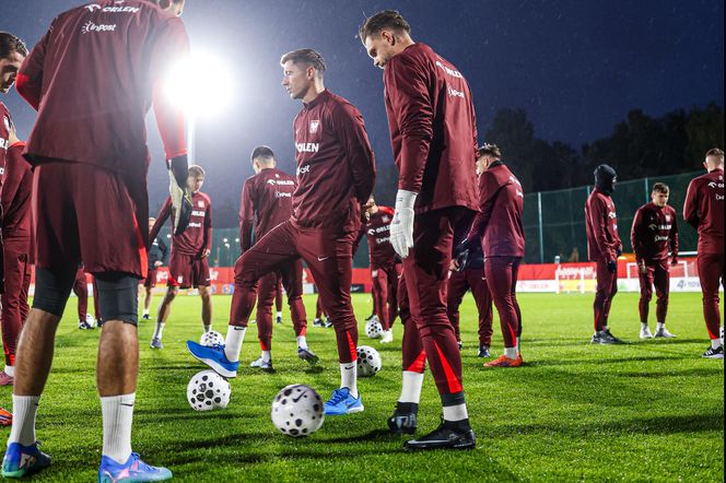 Robert Lewandowski i inni kadrowicze na treningu reprezentacji Polski