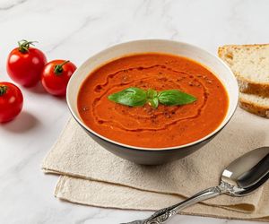 Zapomnij o makaronie i ryżu. Sycącą i pyszną pomidorową podaj z tymi kluskami