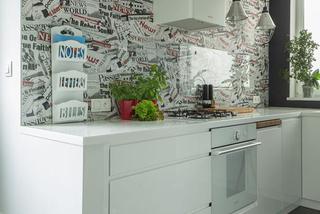 Biała kuchnia z dekoracyjną ścianą