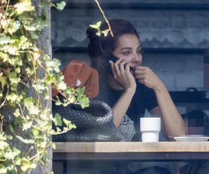 Małgorzata Socha stroi miny przy bajglu