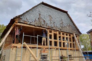 Prace przy domu we Włosieniu