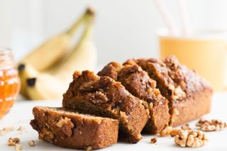 Biorę 2 banany, czekoladę i kilka dodatków. W 10 minut robię najlepszy chlebek bananowy 