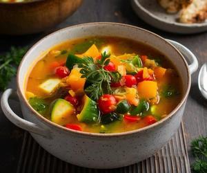 Moja rodzina oszalała na punkcie tej zupy. Latem jarzynowa w wersji turbo to jedyny słuszny wybór