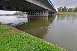 Deszcz w Krakowie znów sprawił, że Wisła zamieniła się w ściek. Przez miasto przełynęła rzeka papieru toaletowego, włosów i podpasek