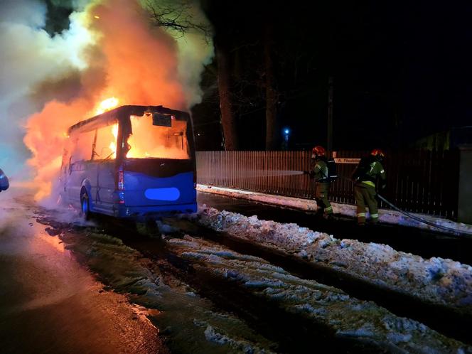 Bus stanął w ogniu! Samochód doszczętnie spłonął