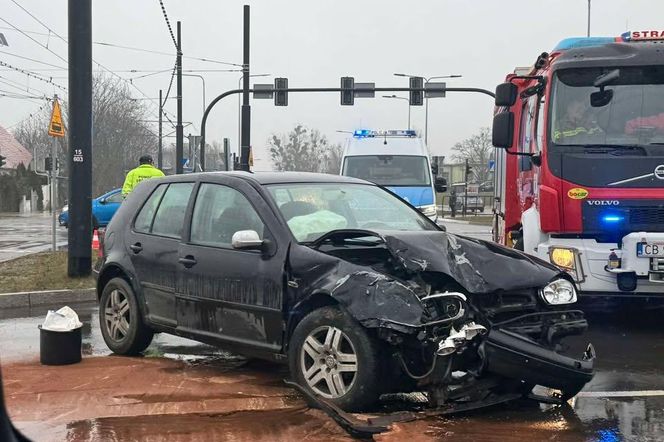 W centrum Bydgoszczy osobówka zderzyła się z autobusem miejskim. Policjanci wskazują sprawcę