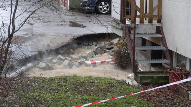 Na głowę dziecka wylał się wrzątek. Makabryczna awaria sieci wodociągowej na Woli. Jedna osoba ranna