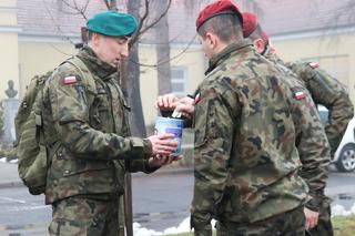 Żołnierz przemierza całą Polskę, zbierając pieniądze dla chorego synka.  Te sceny chwytają za serce [ZDJĘCIA]