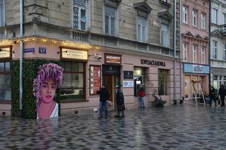 Przy Krakowskim Przedmieściu w Lublinie jest za dużo reklam? Radni: „Obecny charakter niektórych reklam i tablic reklamowych często nie współgra z historyczną zabudową”. Co na to ratusz?