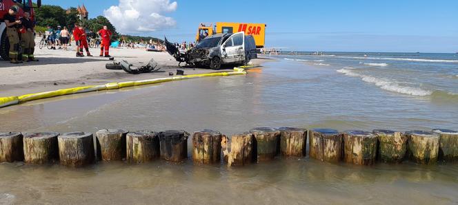 Wypadek samochodowy na plaży w Łebie. Kierowca wjechał w falochron i uciekł