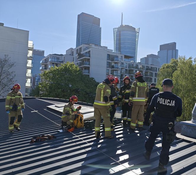 Dramatyczna akcja ratunkowa w Warszawie. Mężczyzna utknął w szybie wentylacyjnym