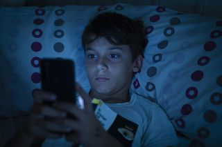 Nie śpię, bo trzymam telefon. Co się dzieje z mózgami dzieci, które zarywają noce w internecie