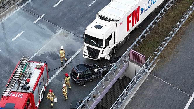 Samochód osobowy zderzył się z ciężarówką. Są ranni, jedna osoba była zakleszczona