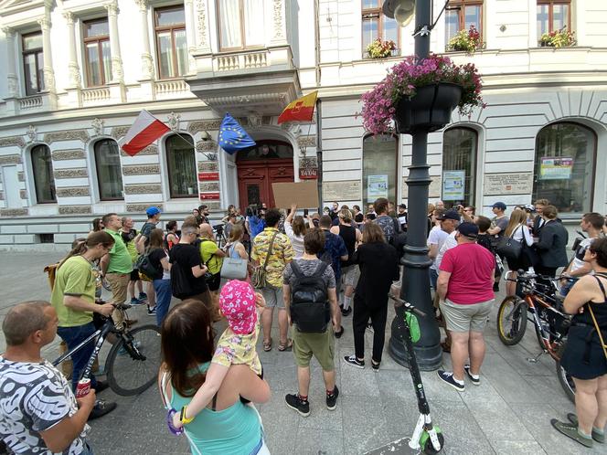 Pogrzeb łódzkiej komunikacji miejskiej. Mieszkańcy zebrali się pod Urzędem Miasta