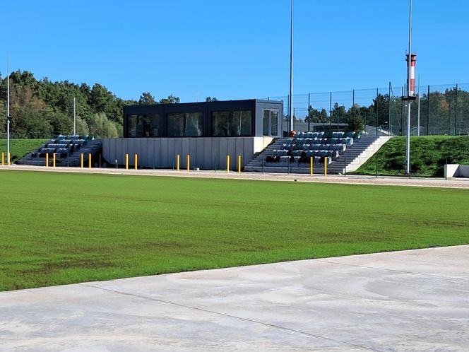 Budowa stadionu w Starachowicach. Na murawie już zielono