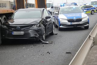 Tajemniczy pościg w Al. Jerozolimskich zakończony kolizją. Duża akcja policji 