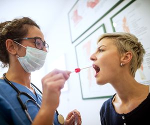 Kamienie migdałkowe to uciążliwa dolegliwość. Skąd się bierze i jak się jej pozbyć?