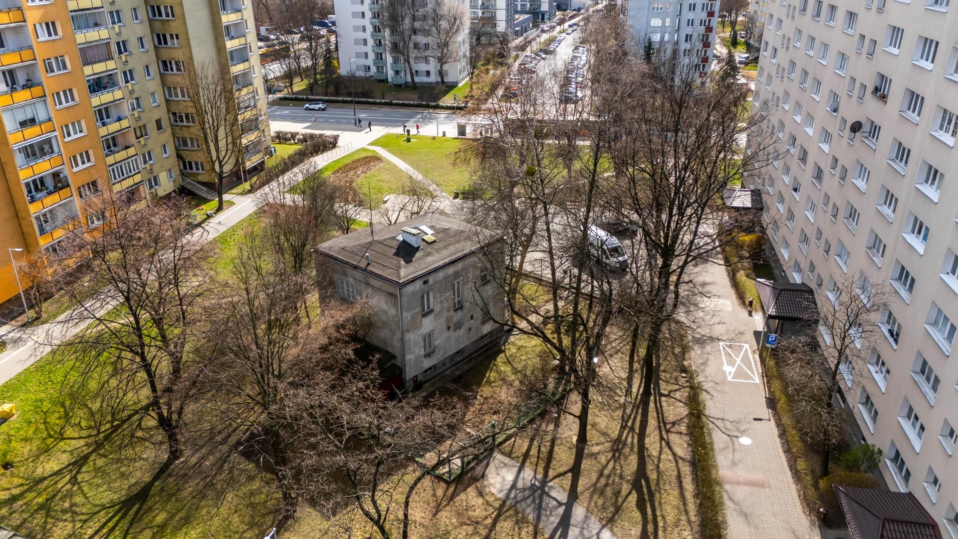 Dom jednorodzinny przy alei Lotników 26 w Warszawie