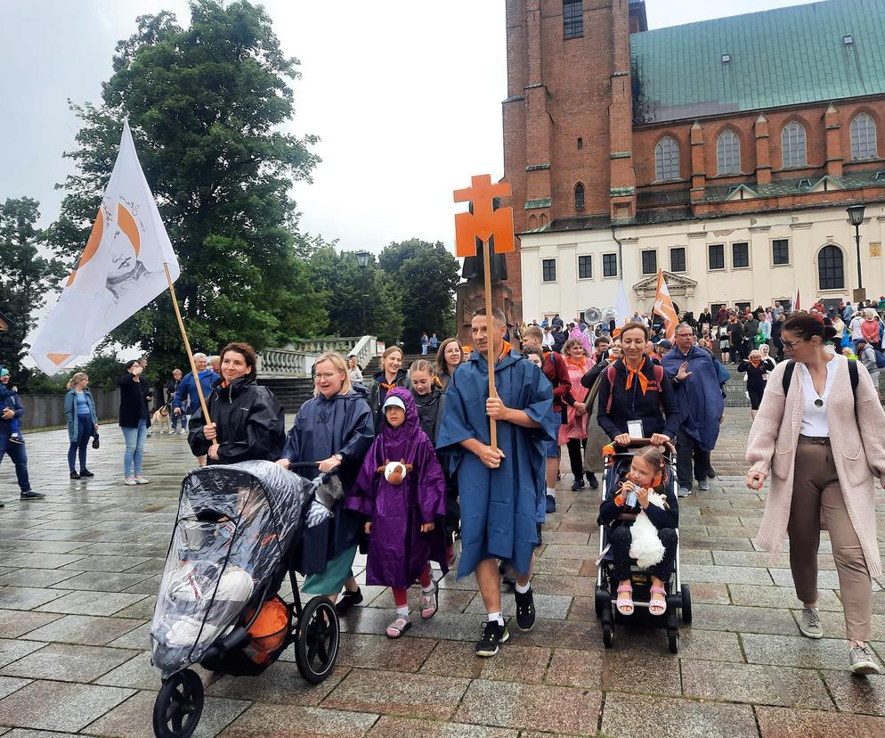 Pielgrzymi w drodze na Jasną Górę