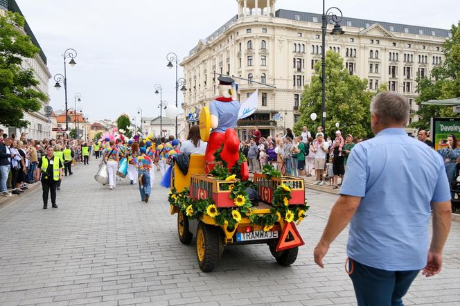 Parada Syrenki 2025 przeszła ulicami Warszawy. Na trasie 20 barwnych platform