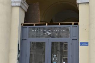 Samowola budowlana na pl. Zbawiciela. Restaurator zapłaci pół miliona kary?!