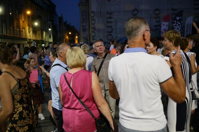 Potańcówka przed Teatrem Śląskim w Katowicach