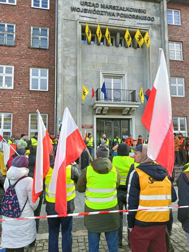 Trwa protest rolników. Drogi na Pomorzu są sparaliżowane. Gdzie trwają utrudnienia? 