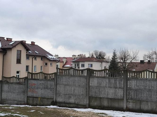Zwłoki kobiety znalezione przy domu zakonnym. Siostry czuły fetor, szokujące zeznania sąsiadki