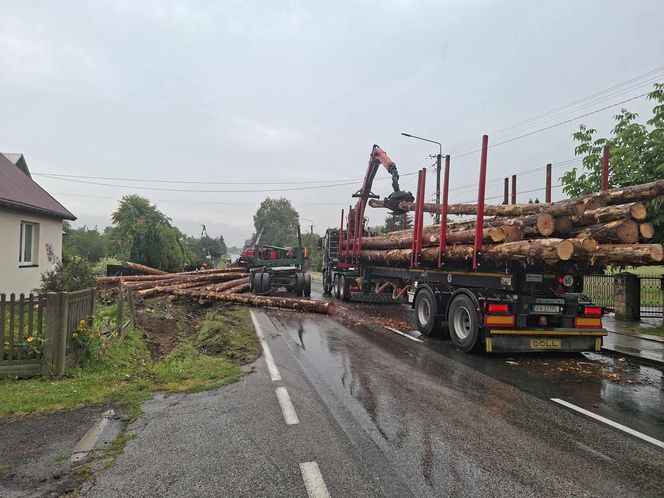 Wypadek w Mircu! Przewróciła się ciężarowka z drewnem, uszkodziła gazociąg