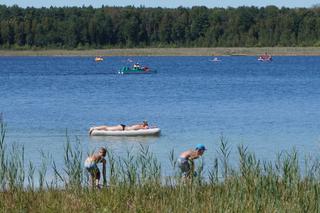 Nad jezioro Piaseczno przyjeżdżają turyści z całego kraju! I to dosłownie
