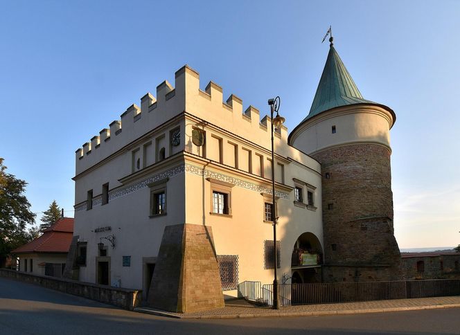 To jeden z najpiękniejszych domów w Małopolsce. Kiedyś był dworem obronnym, dziś zachwyca turystów