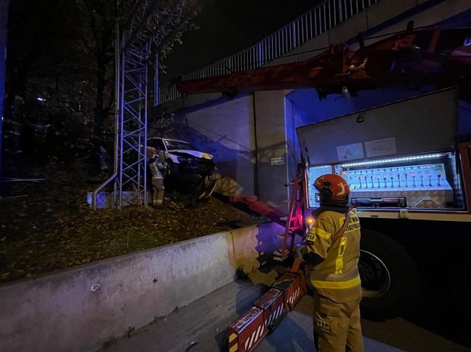 Samochód spadł z wiaduktu trasy S8