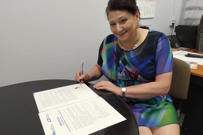 Alina Brochocka, dyrektor ZSP nr 6 w Siedlcach z podpisaną deklaracją