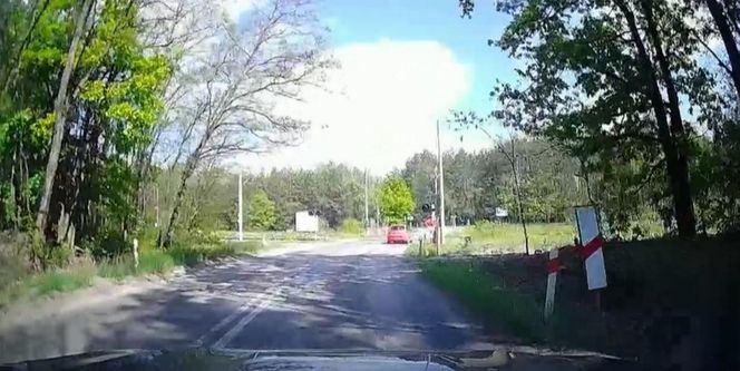 Policjanci ujawnili dramatyczne nagranie. Zderzenie trzech aut na przejeździe kolejowym