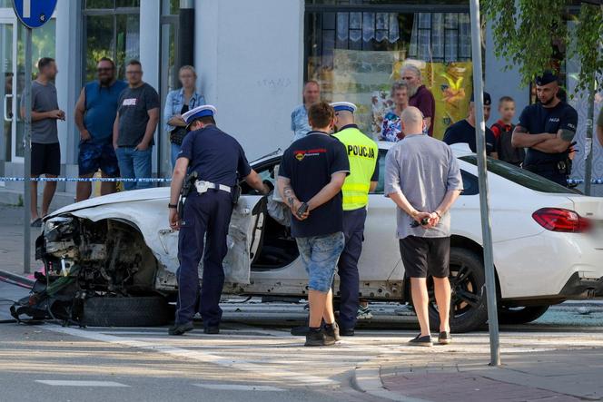 Zderzenie dwóch aut na Mokotowie; jeden z nich wjechał w ludzi