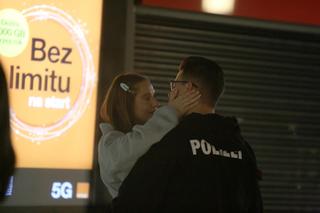 Allan wita dziewczynę na lotnisku