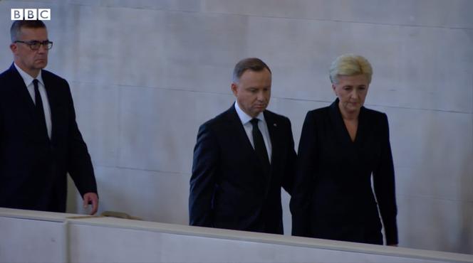 Prezydent Andrzej Duda wraz z Pierwszą Damą Agatą Kornhauser-Dudą oddali hołd zmarłej Królowej Elżbiecie II