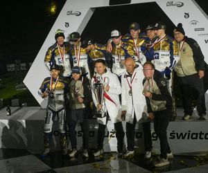 Ceremonia wręczenia trofeum po finale PGE Ekstraligi. Tak cieszył się PRES Toruń!