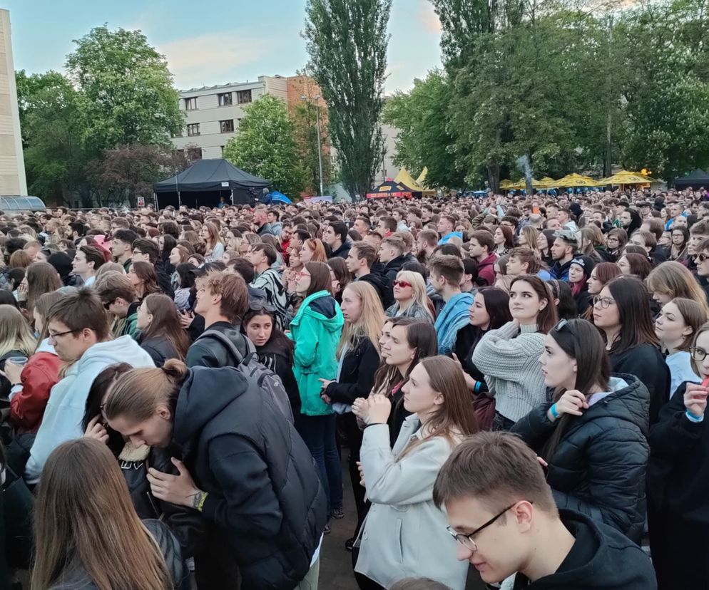Juwenalia UMED & UŁ 2025. Drugi dzień juwenaliowego szaleństwa. Zobaczcie te tłumy pod sceną! [ZDJĘCIA]