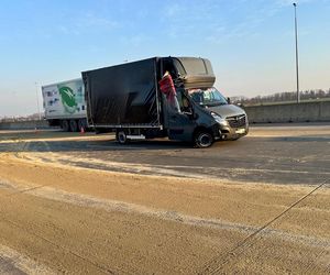 Potężny chaos na autostradzie A2. Na jezdnię i auta wysypały się tony piachu. Korek ma ponad 10 km