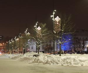 Lublin wieczorową porą. W mieście świąteczne ozdoby i hałdy śniegu. Zobacz zdjęcia!