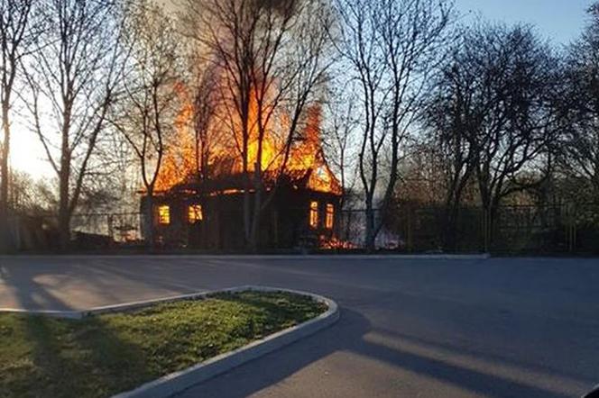 Pożar drewnianego domu na ul. Bitwy Białostockiej. Na miejscu cztery zastępy straży pożarnej