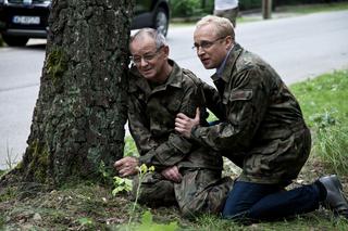 PRZEPIS NA ŻYCIE 5 odc. 58. Waluś (Jerzy Fedorowicz), Andrzej (Piotr Adamczyk)