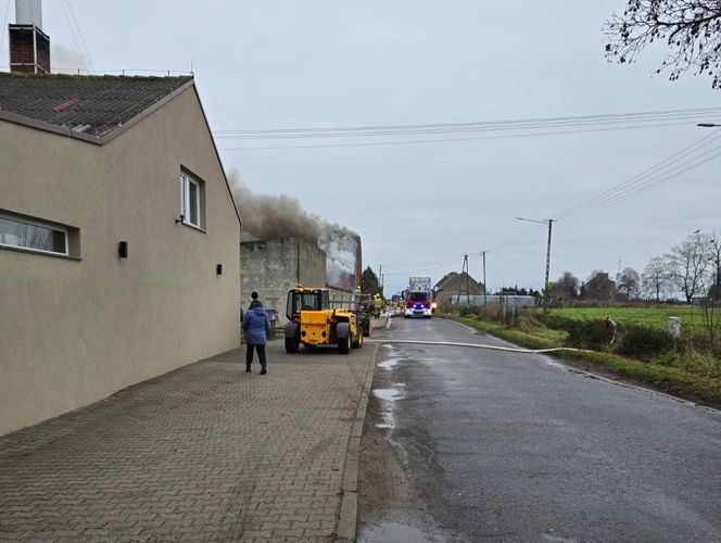 Pijany kierowca uderzył samochodem w budynek. Auto stanęło w ogniu, pożar przeniósł się na budynek