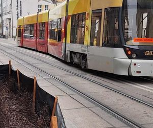 Łódź. Tramwaje wykoleił się na Legionów. Staranował trzy pojazdy [ZDJĘCIA].