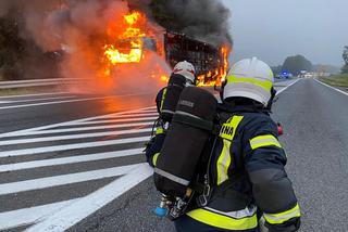 Pożar na DK 10 w Makowiskach! Ciężarówka ze zbiornikami stanęła w płomieniach [ZDJĘCIA]