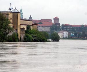 Wielka woda wdzierała się do domów. 14 lat temu Kraków i Małopolska walczyły z powodzią