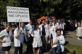 Chcą podwyżek i poprawy jakości kształcenia. W Warszawie protestowali lekarze-rezydenci [WIDEO, AUDIO]
